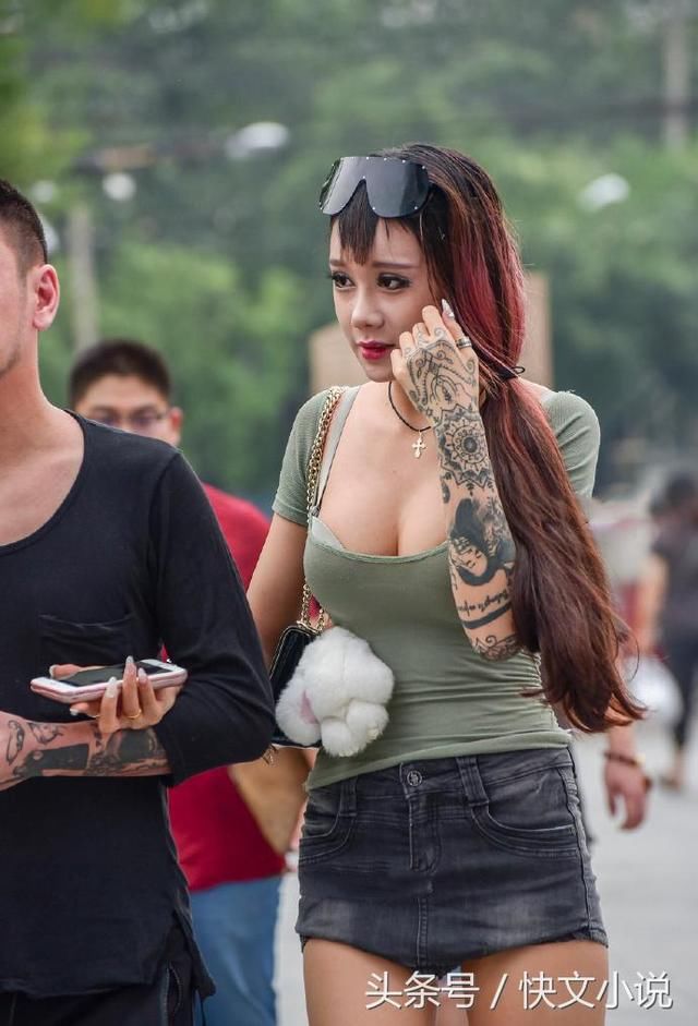 个性小姐姐，一个大U领紧身衣露出白皙的傲人上围，女人味十足！