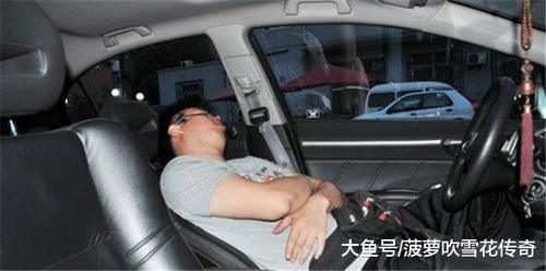 自驾游时就算花钱住酒店,也不要窝在车里睡,老司机:我不想丢命