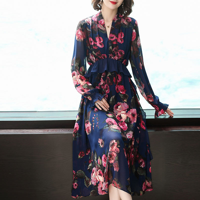 入秋后，头次见这么美的秋裙，虽小贵，但54岁妈妈穿美中添嫩