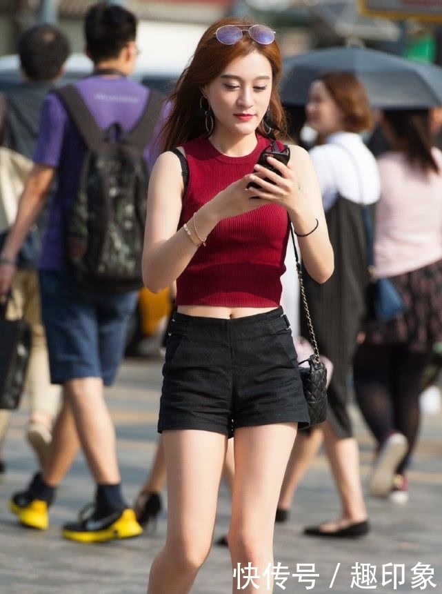 「舒适」暗红色针织背心搭配黑色短裤,简单舒适,彰显时尚辣妈的气质美