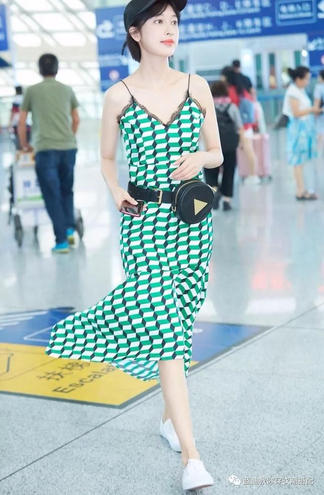 古力娜扎，张俪，王智最近曝光了一组街拍，印花吊带长裙