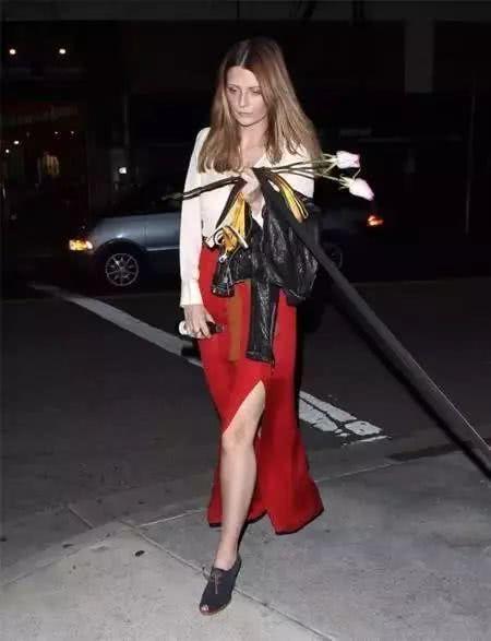 开叉裙才是这一季的亮点，是时候出来炫耀了