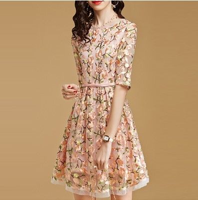 51岁大嫂真会穿!专挑“欧版”A字裙+踝鞋，美的让人措手不及