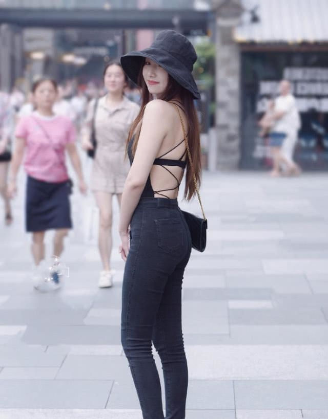  清爽■路人街拍,美女穿时髦的紧身裙,简洁清爽,更具吸睛效果