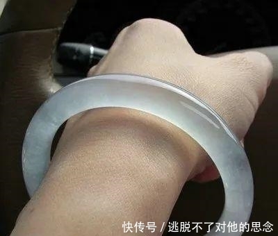 『翡翠手镯』什么年岁戴什么颜色的镯子
