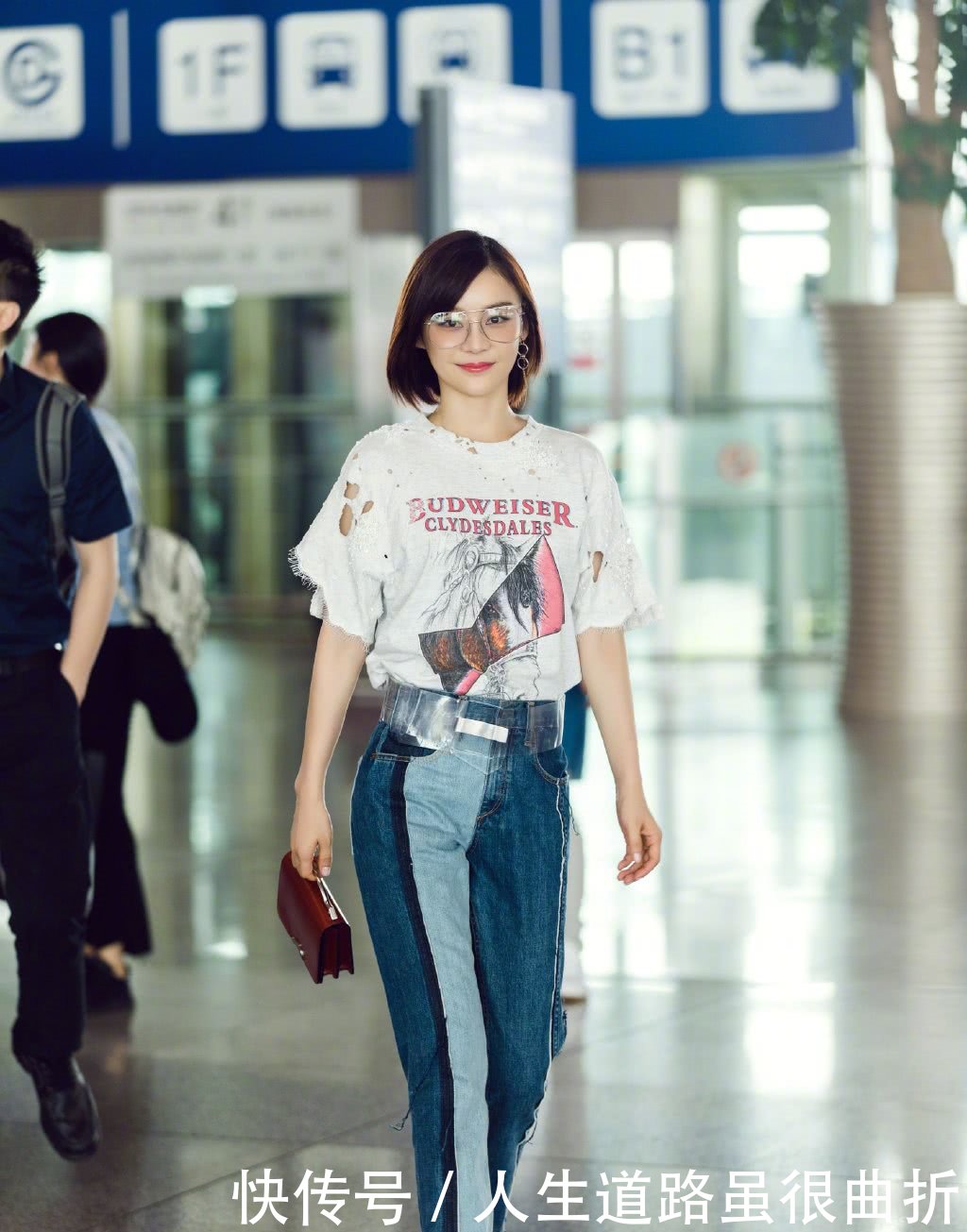 看了袁姗姗这条开叉裤，整个人都不好了，敢这样穿的娱乐圈没几个