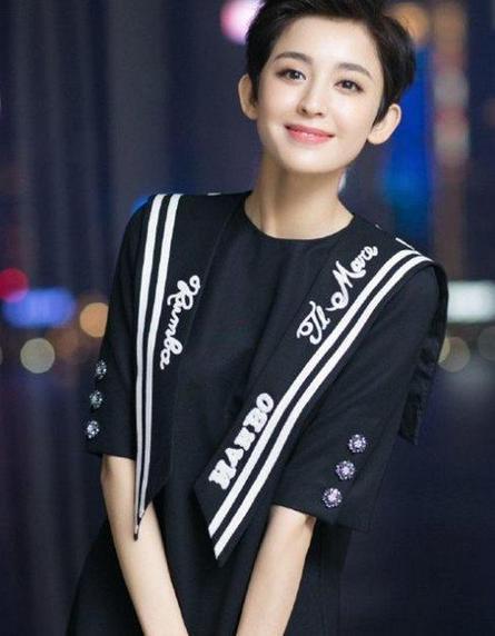 19岁关晓彤撞衫25岁娜扎,这差距不是一个6岁就能说明问题的