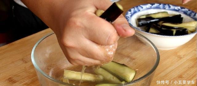 『辣椒』炒茄子时,直接下锅就大错特错,多加这一步,不费油,好吃不油腻!