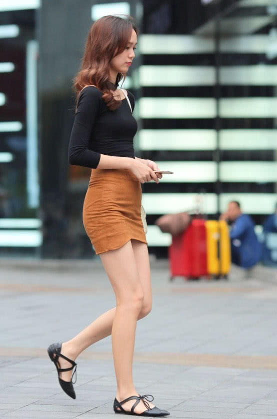 成熟阿姨身穿包臀裙，秀雅的走路身姿，羡慕众多路人