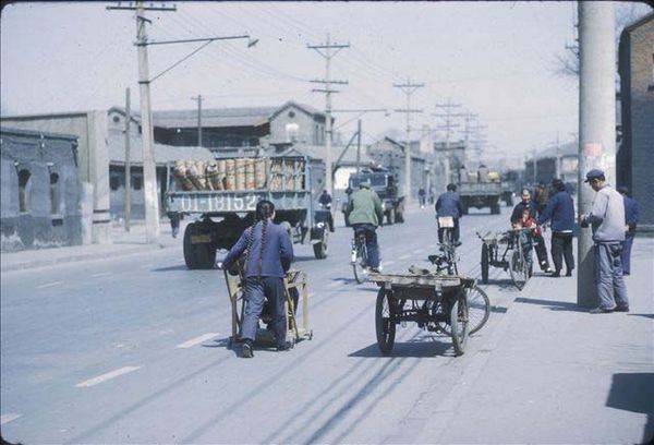 老照片:摄影师镜头下1972年的北京，街头巷尾的生活百态