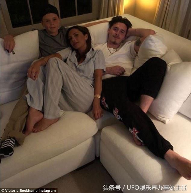 大卫贝克汉姆带着15岁儿子罗密欧进入洛杉矶的一家美甲沙龙