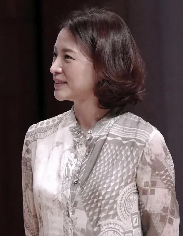 「 大龄女性」雪纺长裙难掩老气,素颜照当真46岁?,董卿卸妆后“判若两人”