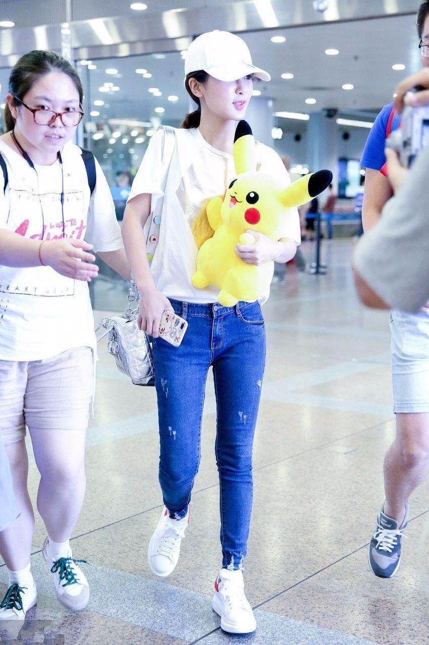 瘦下来的杨紫，美的任性!一身休闲装穿出苗条感，裤子空荡荡的!