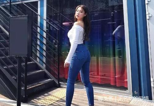 街拍：身姿丰盈的牛仔裤美女，甜蜜动人，大长腿十分养眼！