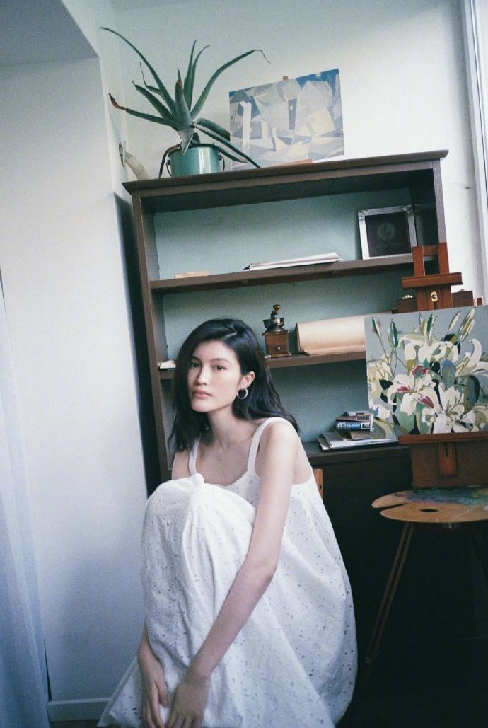 何穗身穿镂空白裙素颜出镜 皮肤细腻面容姣好气质佳