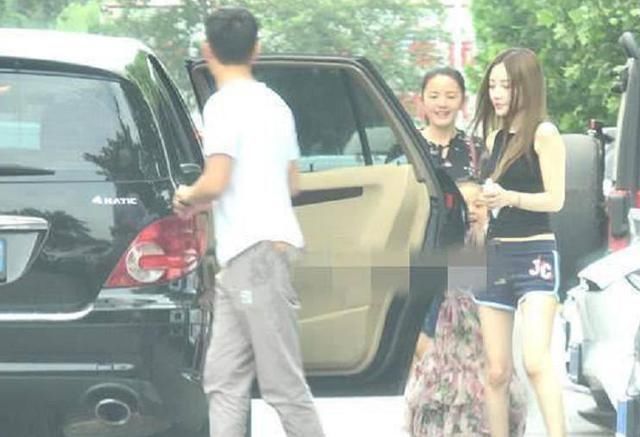 李小璐清凉打扮现身甜馨学校，大秀火辣身材，网友：真的敢穿