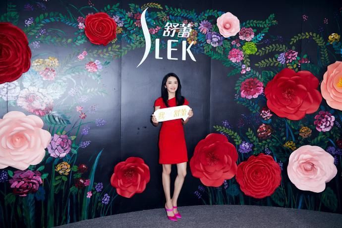 姚晨亮相某品牌活动 身穿大红色短款连衣裙 端庄优雅