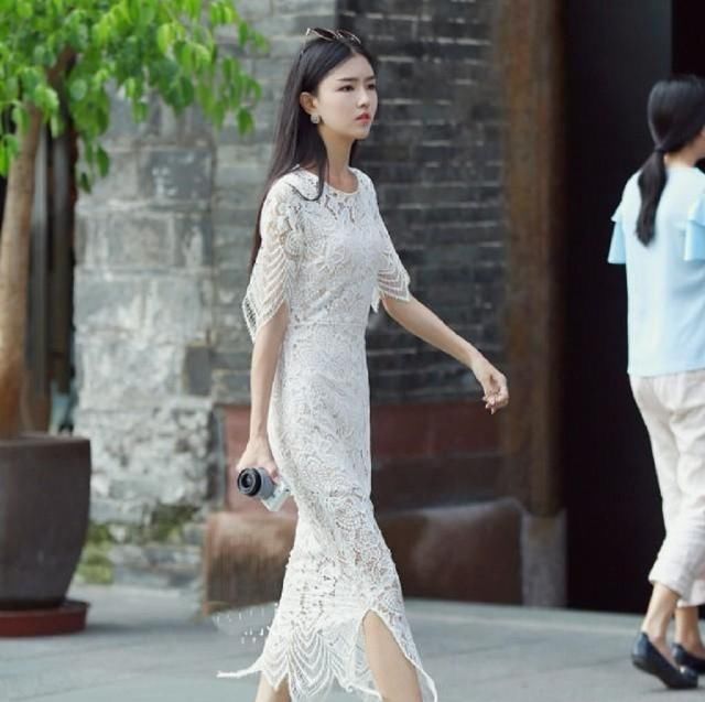  『蕾丝』怎样应用长袖连衣裙打造出小性感迷人、时尚潮流的出门造型？