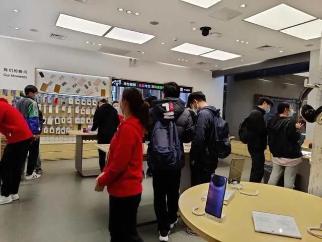  「上海美罗城」海底捞等位2小时、喜茶排队70分钟：报复性消费真的来了？