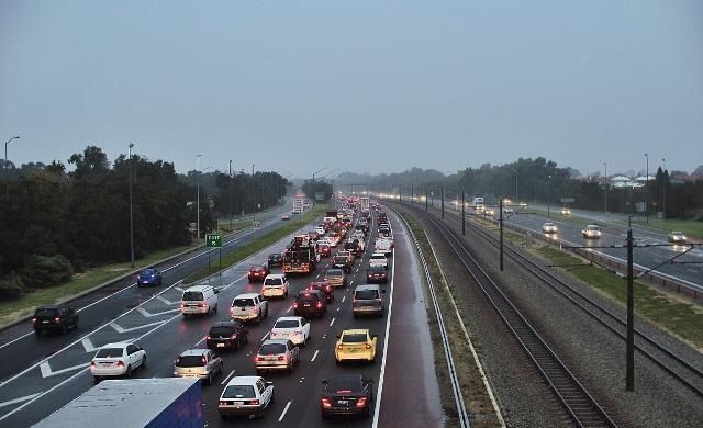  高速：高速路口挂横幅：不装ETC，不欢迎使用高速：走人工车道还