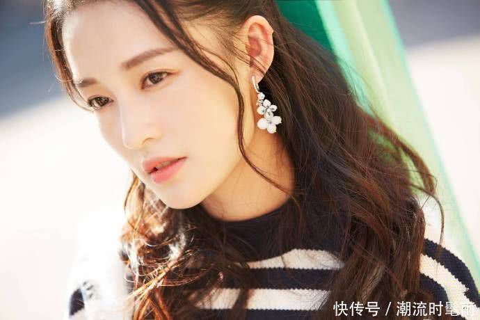 28岁李沁穿连衣开叉裙尽显女神气质，然而看到未修图一秒尴尬！