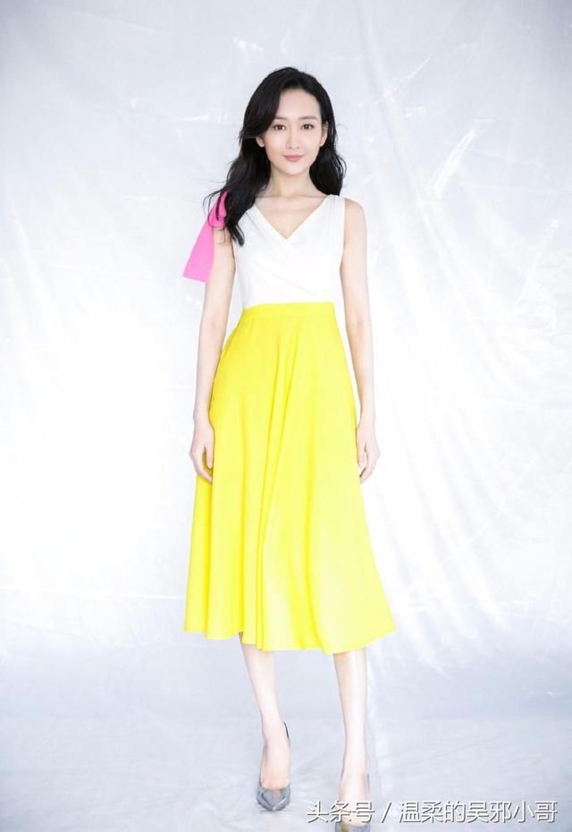 王鸥短靴紧身裤秀纤细大长腿，红色格纹衬衫搭手上，造型帅气满分