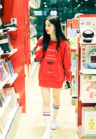鞠婧祎可是真是敢穿！卫衣下面直接是白色腿袜，网友：会便宜谁呢