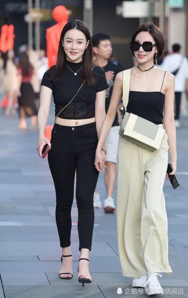  [漂亮]丰润的牛仔裤美女，令同行的闺蜜甘为“绿叶”，赢得漂亮！
