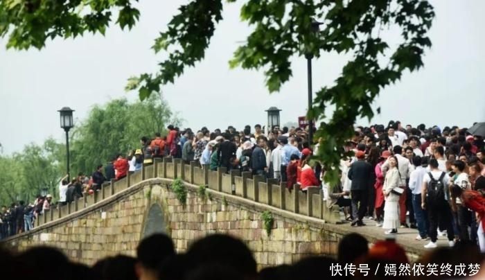60万游客挤爆西湖，小伙伴们都被挤“哭”了，游客：我想回家！
