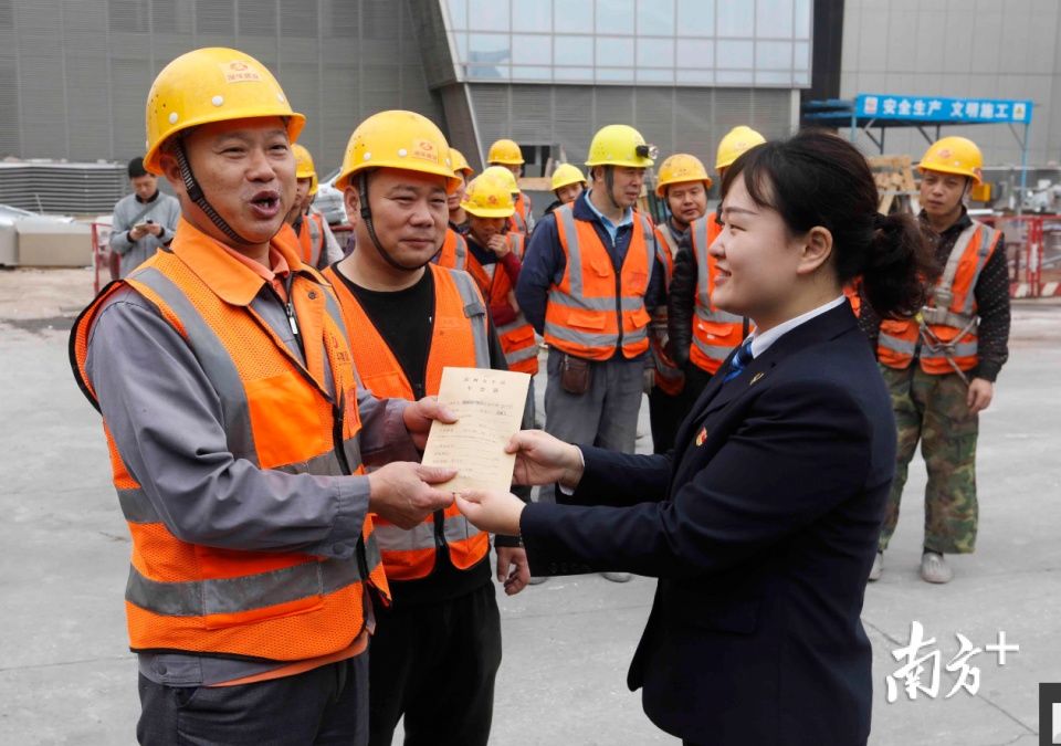 春运火车票直接送到工地!工人们不用轮流排队抢票，安心工作到年