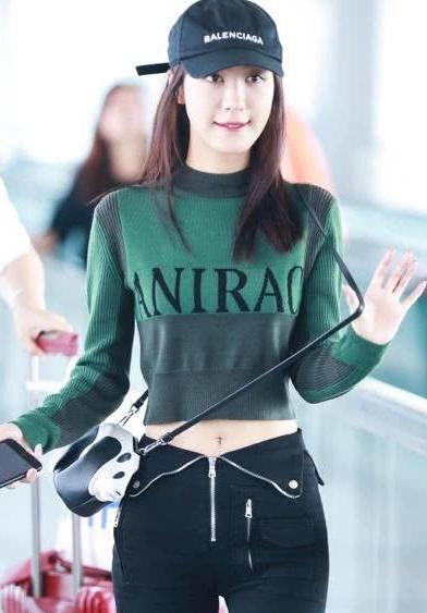 又见半拉链裤子，张天爱你这是跟李菲儿学的打扮吗？