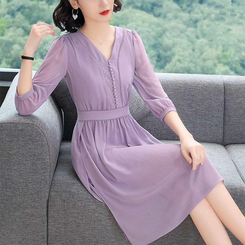 若你超过45岁，尽量穿年轻点，试下多穿素色裙，嫩成28岁姑娘