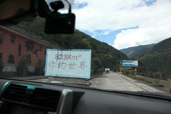 自驾霸道穿越丙察察闯西藏，悬崖边上走一遭，遭遇塌方，泥地陷车