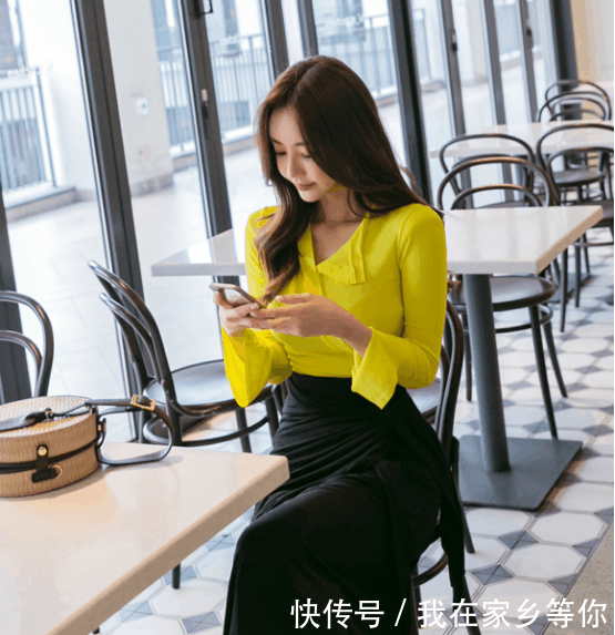 『亮色的上衣』黑色的紧身长款包臀裙, 做一位高贵的少女, 具有了高级感