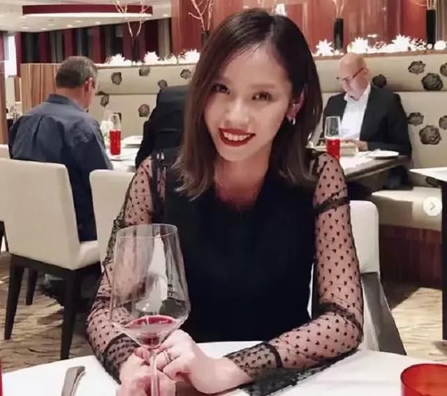 “哥日太太团”曝光，J罗女友颜值逆天，香川混血女友尽显欧美范