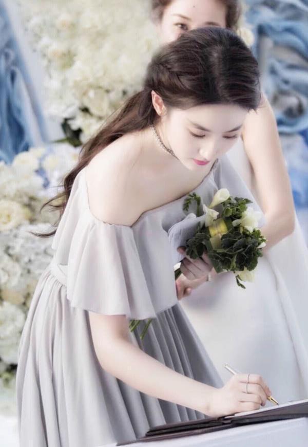 「神仙姐姐」刘亦菲迷人美背大合集,昔日灵儿再现巅峰时刻,生活照却大变样