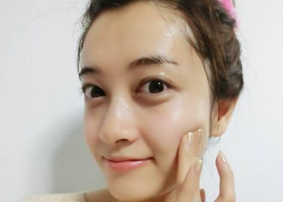  那麼：抗皱精华液那麼贵，别用不对方式 ！3个关键点留意好，消化吸收十分奢侈浪费