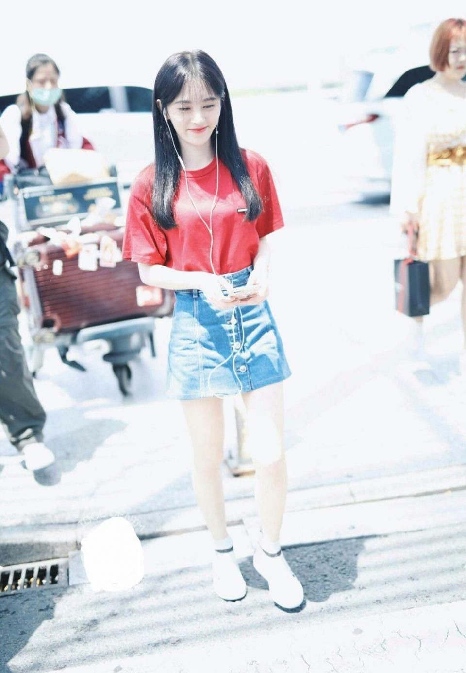 鞠婧祎实力诠释长的矮也能变成“超模”!她这样穿都要赶上刘雯了