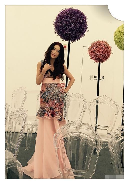 温碧霞彻底绷不住了！脸颊下坠似70老太婆，网友：何祖光咋忍受的