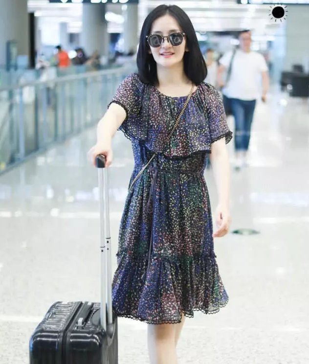 谢娜穿7千块的裙子难得美了一回，却被助理抢镜了，网友:尴尬不?