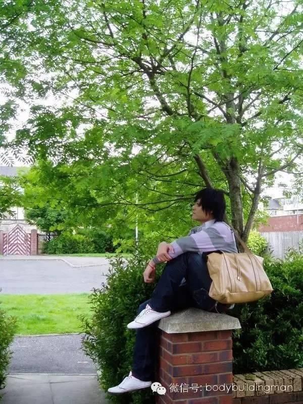 从握酒瓶到拿哑铃，他一年练出了腹肌!