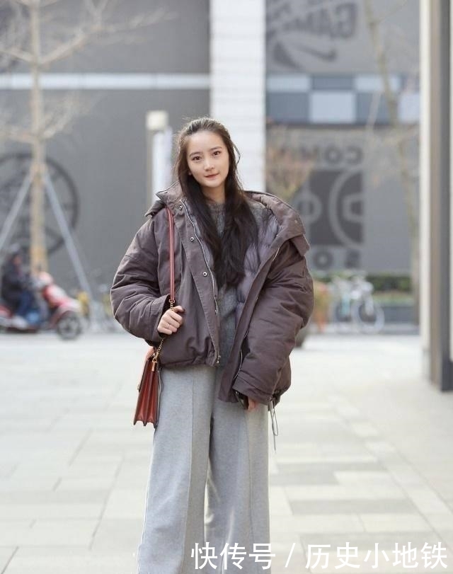 #感觉#街拍:小姐姐看起来很有时尚丽人的感觉,蓝色牛仔裤搭配吊带背心