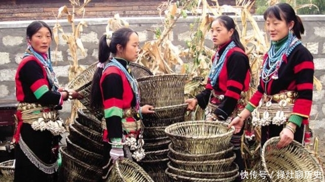 「美女」我国这个民族是人数最少的民族之一，盛产美女，但是外