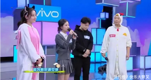 27岁冯提莫的身高有多“矮”?请注意迪丽热巴的这双眼神