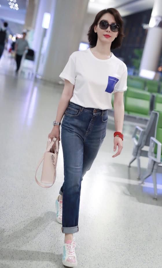 陈数穿这么简单,穿错小女孩的鞋子就出门,女神气质藏不住!