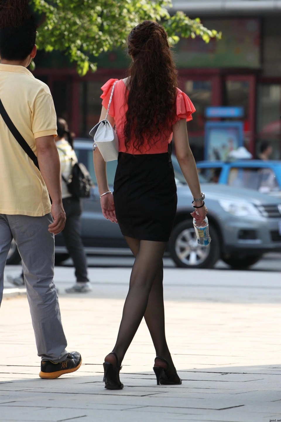 街拍：粉色上衣包臀裙配上黑丝袜，阿姨真的美翻了