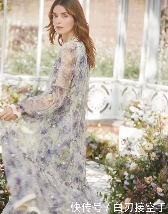  『花朵』2020开春 流行穿“开满花”的裙子，谁穿谁美！