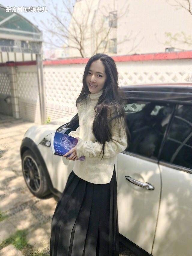 郭碧婷豁出去了!为秀长腿不慎露出内裤，网友:别遮了都看光了!