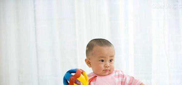 1岁的孩子喜欢摔东西,甚至打人,聪明家长要这