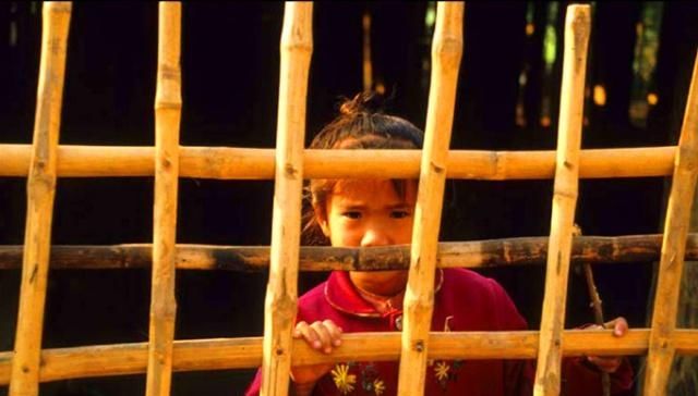 80年代老照片：苏州的房屋贫富差距大，公园留影的美女侧脸很美